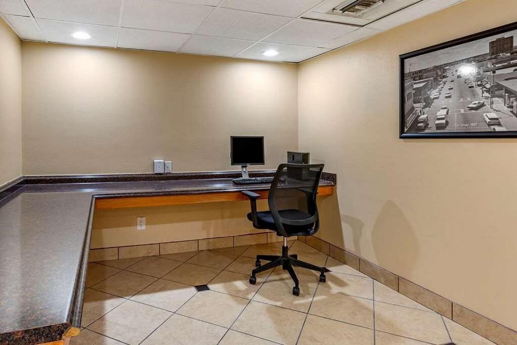 Clarion Inn & Suites, Roswell Bagian luar foto