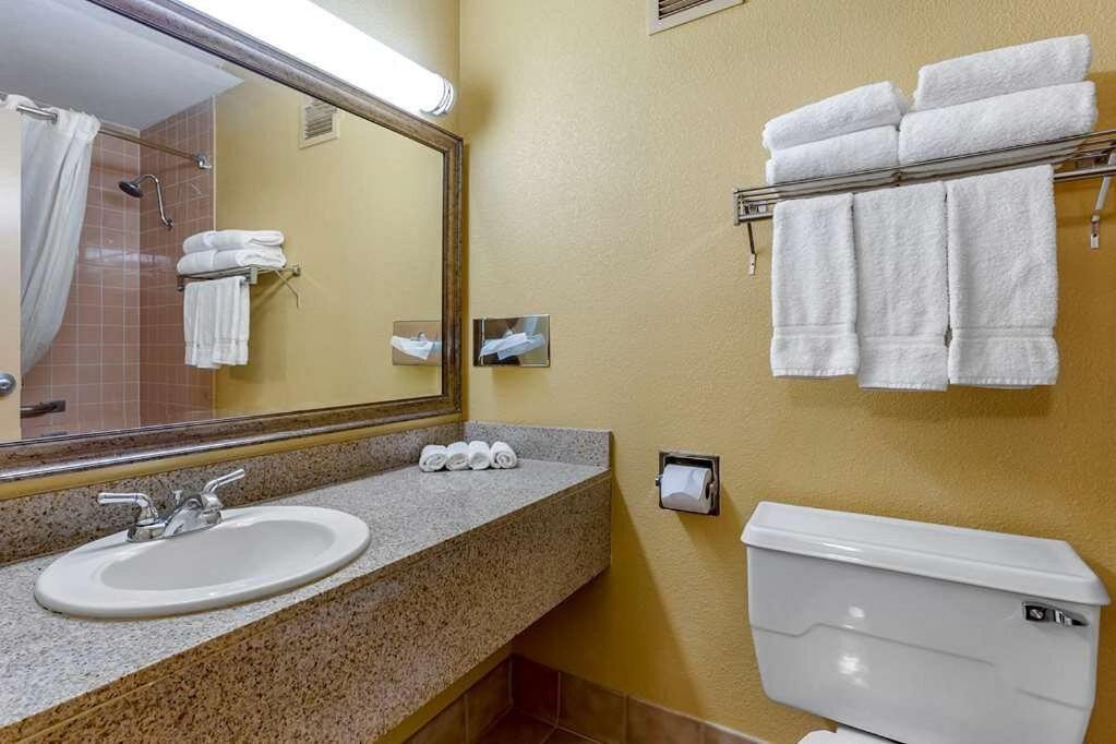Clarion Inn & Suites, Roswell Bagian luar foto