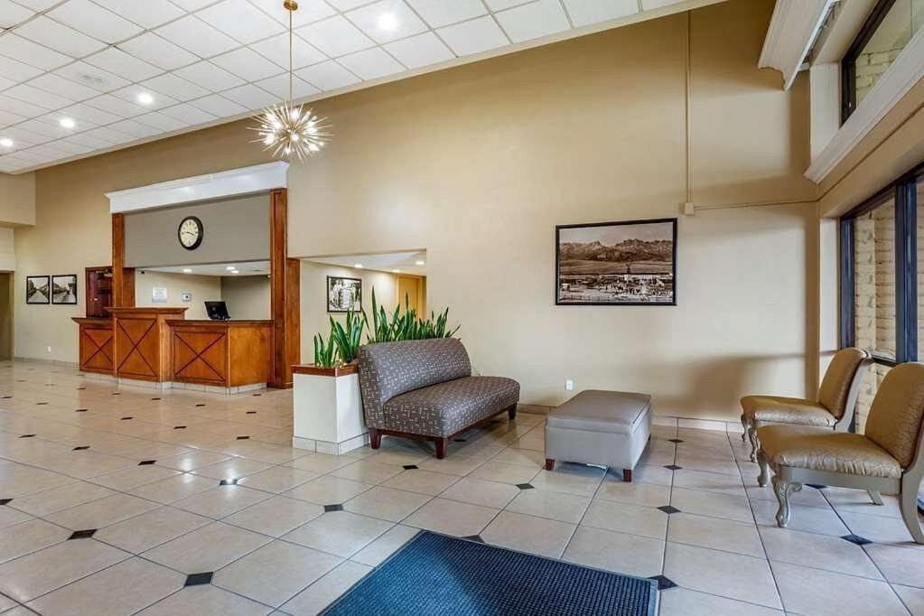 Clarion Inn & Suites, Roswell Bagian luar foto